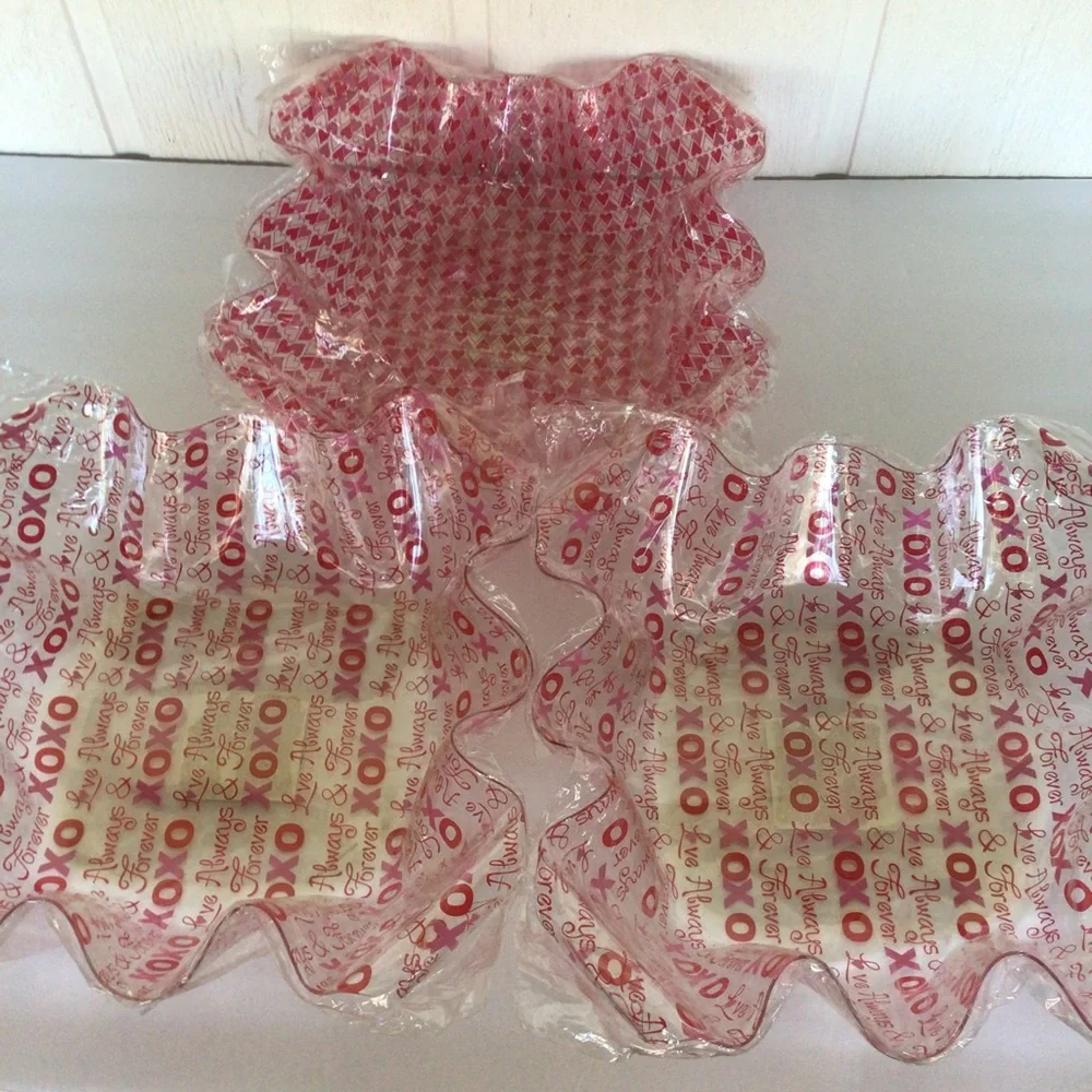 VALENTINES DAY PARTY RUFFLE EDGED PARTY BOWLS NWT SET OF THREE